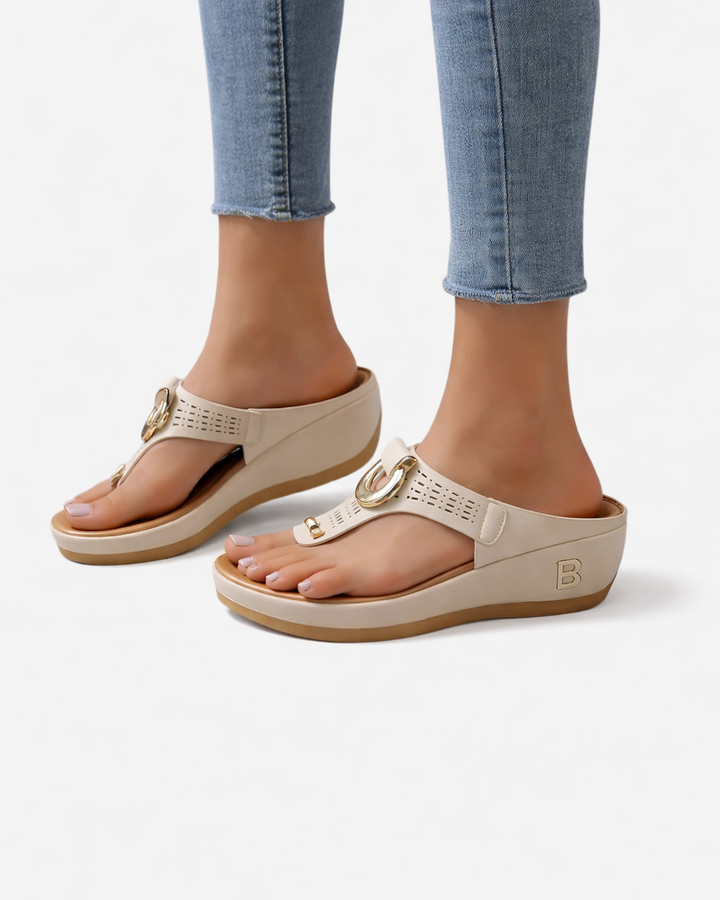EliseMode Dames Sleehak Teenslippers Metalen Ring in Beige